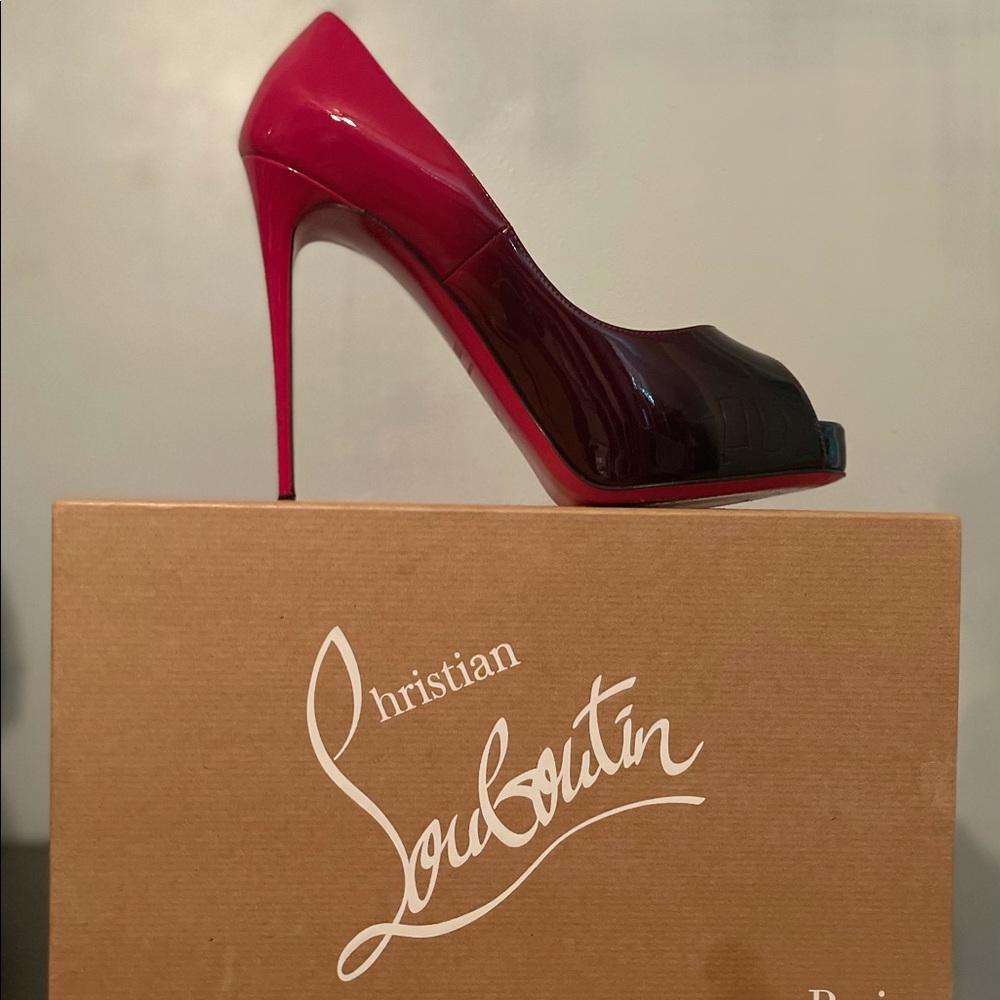 Beautiful like new Christian Louboutin heels!